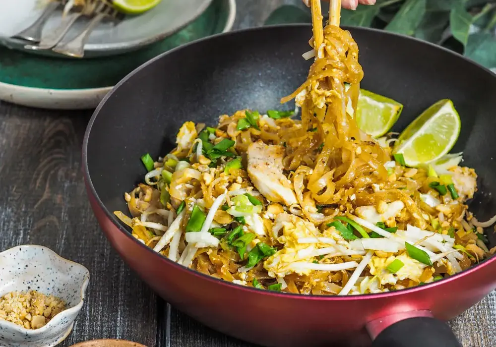 Ile kalorii ma pad thai z kurczakiem? Sprawdź, czy pasuje do Twojej diety!