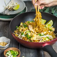 Ile kalorii ma pad thai z kurczakiem? Sprawdź, czy pasuje do Twojej diety!