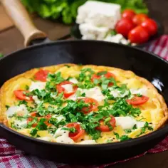 Prosty przepis na fit omlet – zdrowy, niskokaloryczny i pełen wartości odżywczych