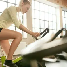 Jaki rower stacjonarny na odchudzanie wybrać? Sprawdź najlepsze modele i efektywne treningi