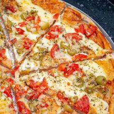 Ile kalorii ma mała pizza? Sprawdź, jak uniknąć nadmiaru kalorii w ulubionym daniu