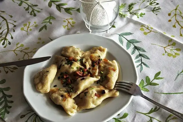 Zdjęcie Ile kalorii mają pierogi z mięsem? Sprawdź, czy są zdrowe i dietetyczne