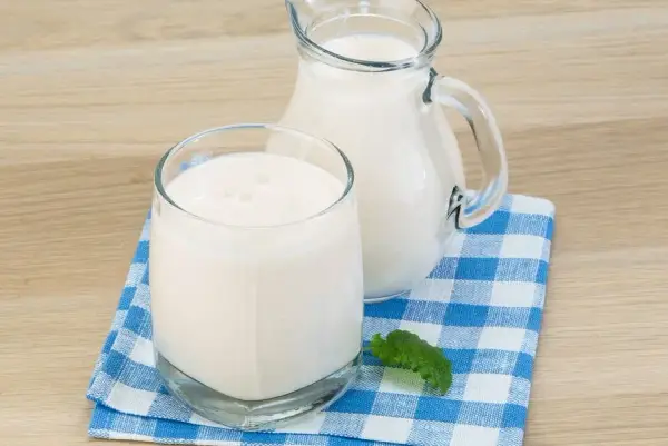 Maślanka czy kefir na odchudzanie – który napój pomoże ci schudnąć szybciej?